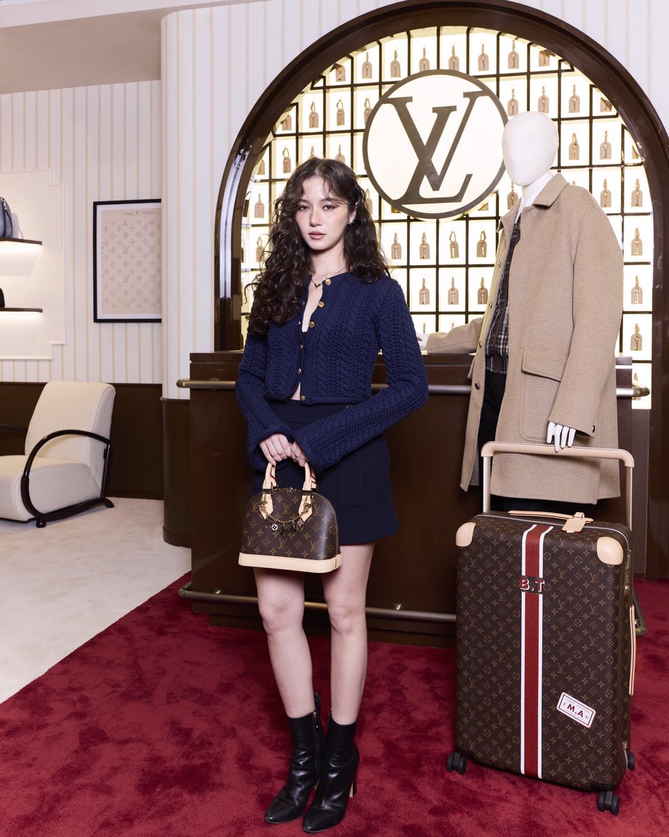 เจิดจรัส! ส่งภาพสองสาว 'แพต-วี' แขกสำคัญของ  Louis Vuitton ที่วันนี้มาเช็คอินที LOUIS VUITTON HOTEL BANGKOK เดสติเนชั่นใหม่ของสายแฟชั่น ที่ตั้งอยู่ ณ บ้านตรอกถั่วงอก💚

➡️ชมภาพเพิ่มเติม mintmagth.com/story/bambam-y…

#chayanitpat #violettewautier 
#LVMonogram130 #LouisVuitton