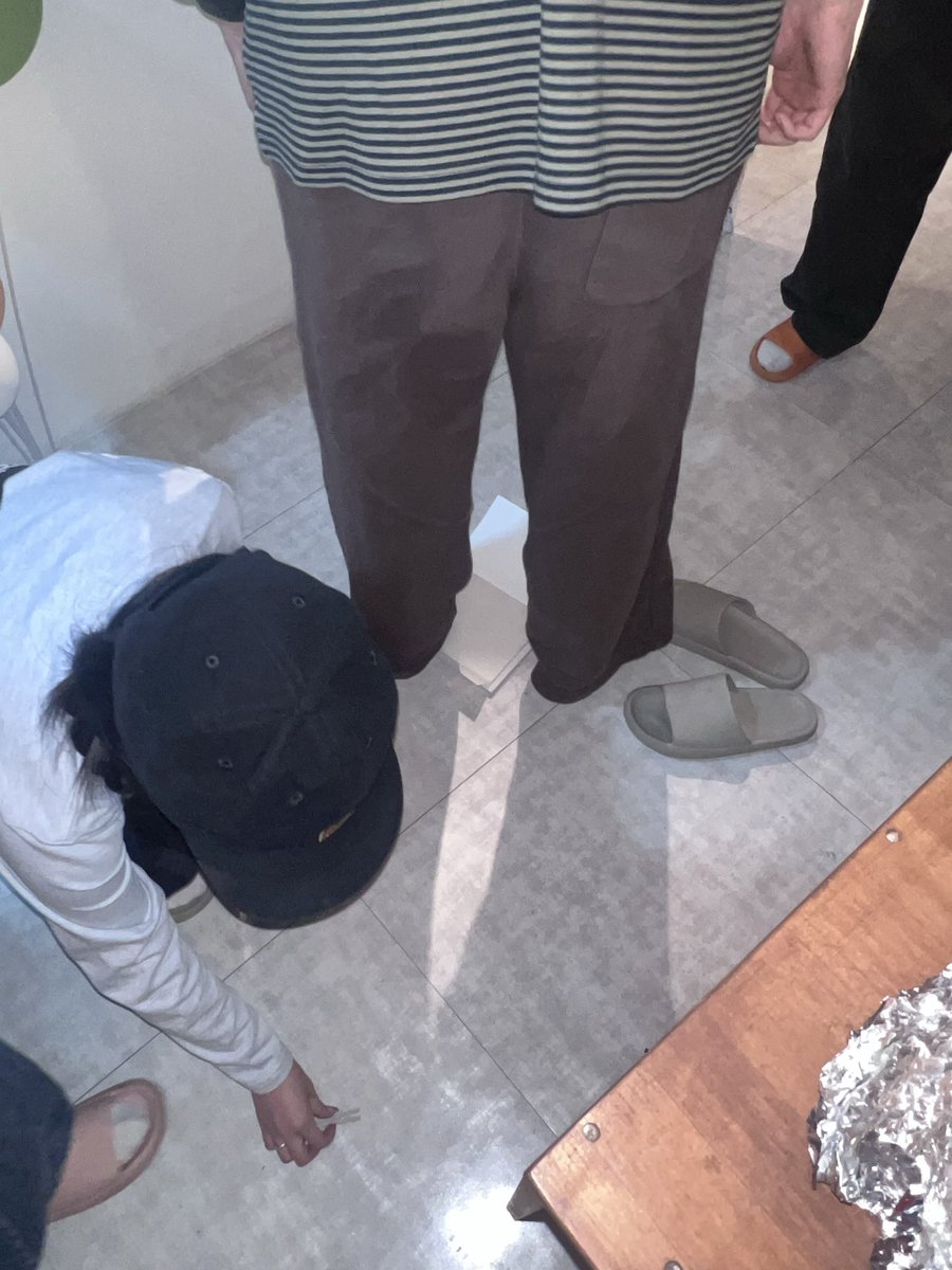 sepia_magazine's tweet image. 수제 형압 넣는 법 추가설명🧑‍🏫
1. 3D 프린터로 양각판 음각판을 뽑아줍니다.
(포개지는 사잇공간 주기⭐️⭐️)
2. 종이를 끼우고 두 판을 잘 포개줍니다.
3. 손으로 꾹꾹 누릅니다. -&amp;gt; 실패
4. 망치로 내려칩니다. -&amp;gt; 실패
5. 가장 키 크고 무거운 사람이 정성껏 고르게 밟아줍니다.⭐️⭐️⭐️⭐️⭐️
6. 성공^^