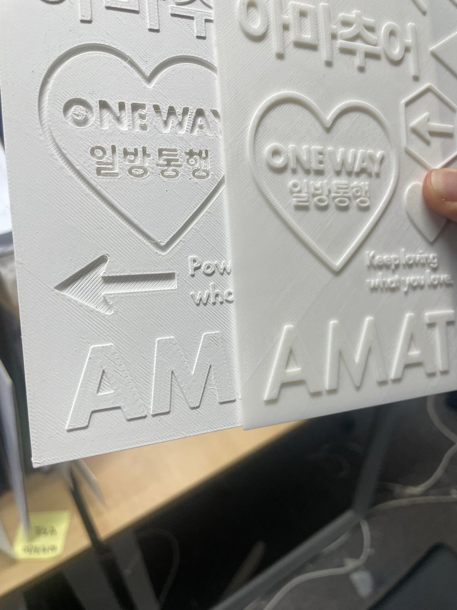 sepia_magazine's tweet image. 수제 형압 넣는 법 추가설명🧑‍🏫
1. 3D 프린터로 양각판 음각판을 뽑아줍니다.
(포개지는 사잇공간 주기⭐️⭐️)
2. 종이를 끼우고 두 판을 잘 포개줍니다.
3. 손으로 꾹꾹 누릅니다. -&amp;gt; 실패
4. 망치로 내려칩니다. -&amp;gt; 실패
5. 가장 키 크고 무거운 사람이 정성껏 고르게 밟아줍니다.⭐️⭐️⭐️⭐️⭐️
6. 성공^^