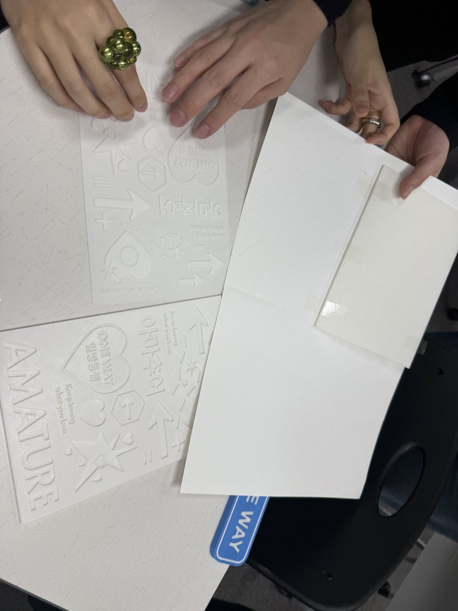 sepia_magazine's tweet image. 수제 형압 넣는 법 추가설명🧑‍🏫
1. 3D 프린터로 양각판 음각판을 뽑아줍니다.
(포개지는 사잇공간 주기⭐️⭐️)
2. 종이를 끼우고 두 판을 잘 포개줍니다.
3. 손으로 꾹꾹 누릅니다. -&amp;gt; 실패
4. 망치로 내려칩니다. -&amp;gt; 실패
5. 가장 키 크고 무거운 사람이 정성껏 고르게 밟아줍니다.⭐️⭐️⭐️⭐️⭐️
6. 성공^^