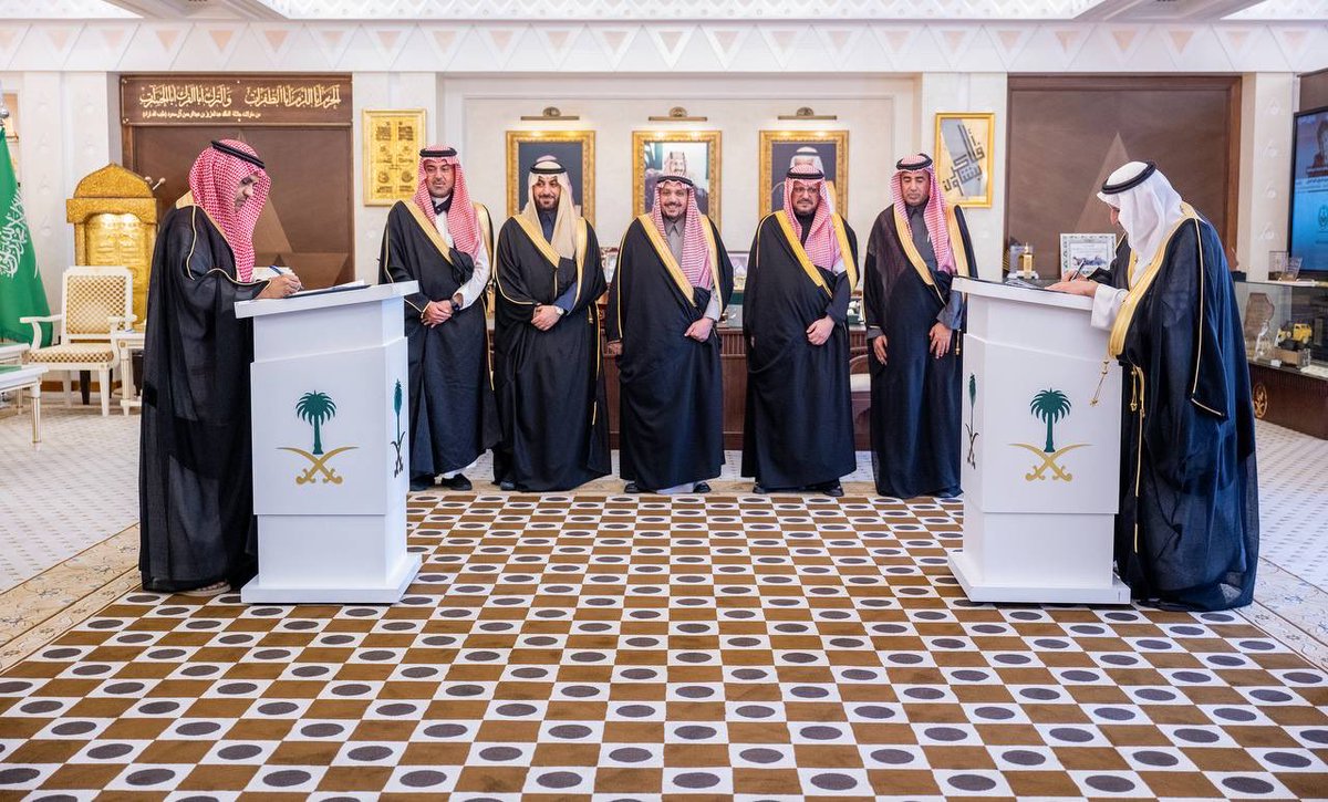 بارك سموه توقيع هذه الاتفاقيات، مؤكدًا أن ما يحظى به قطاع العمل التنموي والإنساني من دعم القيادة الرشيدة – حفظها الله – أسهم في تعزيز المبادرات النوعية التي تخدم فئات المجتمع كافة..

سمو #أمير_منطقة_القصيم بحضور سمو نائبه ، يرعى توقيع ثلاث اتفاقيات لإنشاء ثلاثة مشاريع تنموية