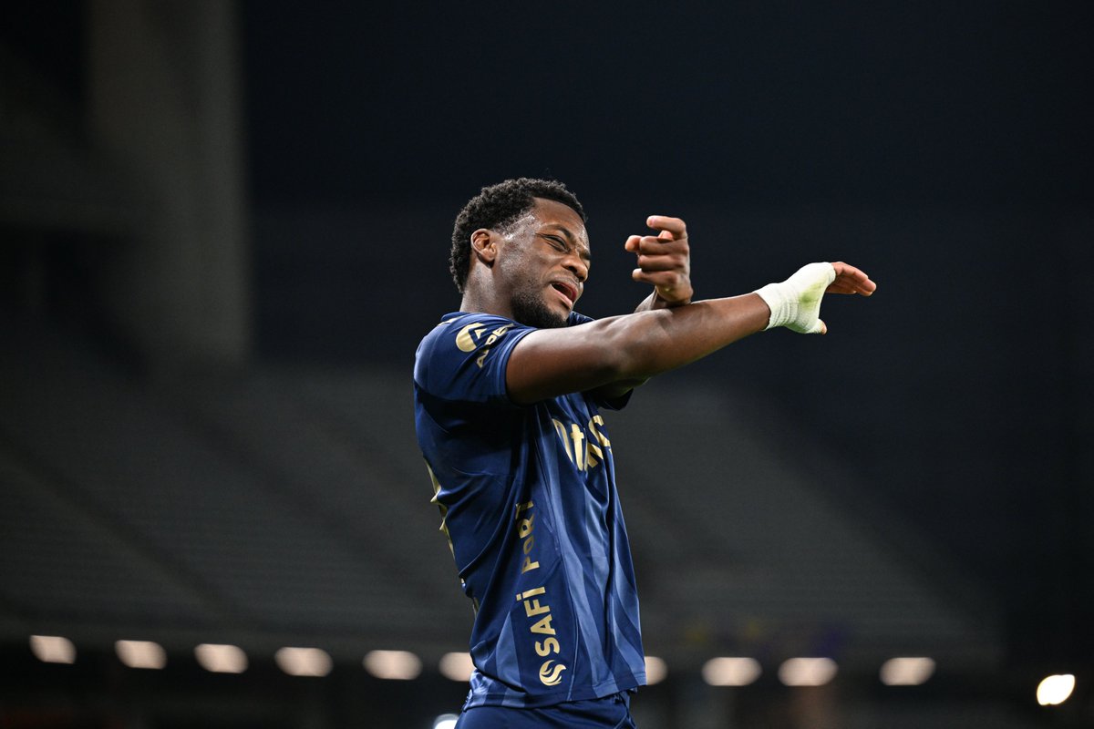 2- FİZİK DURUMU: SAHTE SAKATLIKLAR MI?

"Aston Villa’da yaşananlara benzer şekilde, Durán’ın Türkiye’de de fiziksel rahatsızlıklarını sık sık dile getirme eğilimini sürdürdüğü öne sürülüyor. Bu durum, kulübün sağlık ekibinde şüphe uyandırdı. Çünkü yapılan bazı testler,