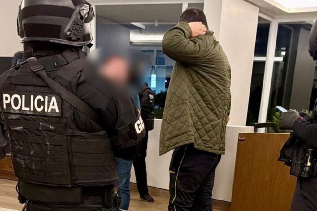 EmergenciasEc's tweet photo. Atentos!
La Fiscalía General del Estado informó la detención del alcalde de Guayaquil Aquiles Álvarez, el presidente de Barcelona Antonio Álvarez y el empresario Xavier Álvarez, en el marco del Caso Goleada. https://t.co/uKelRJlBnr