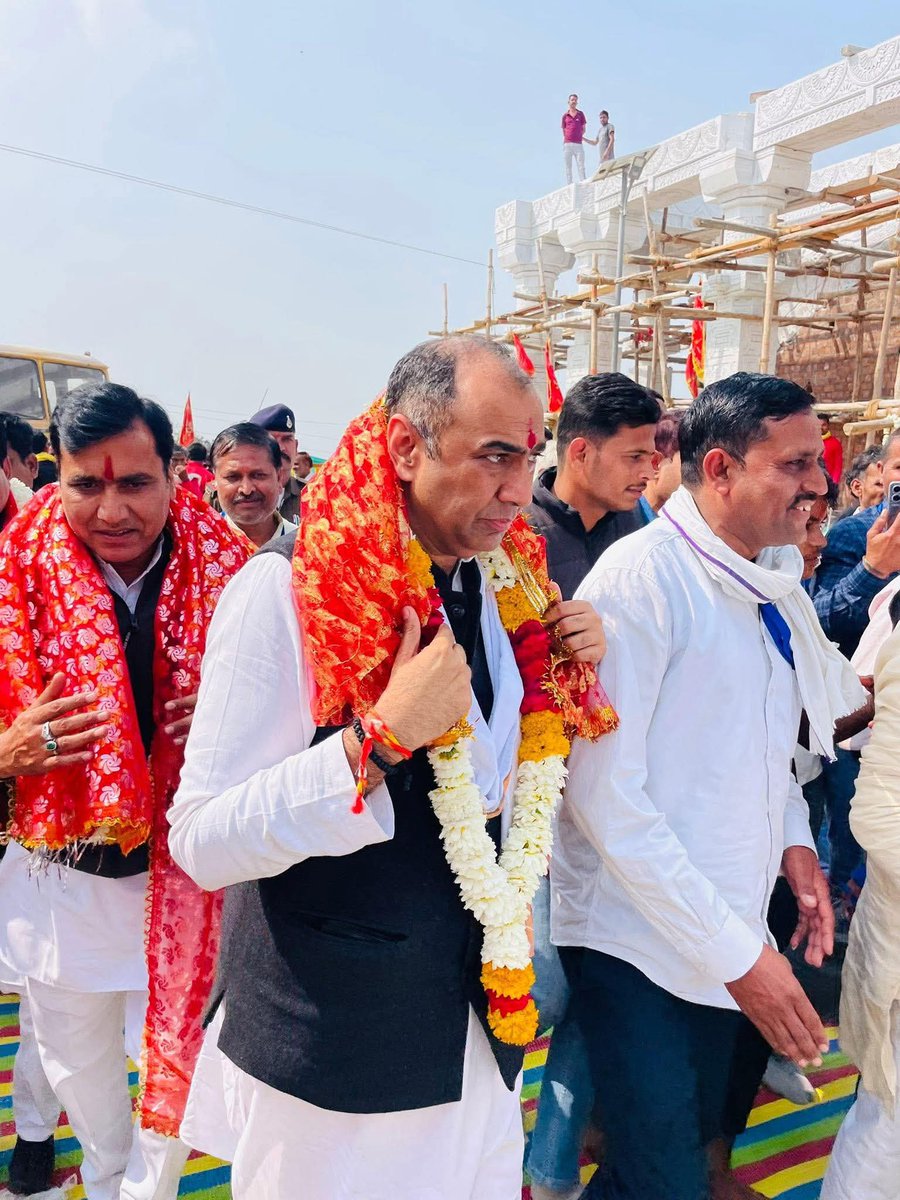 Yogeshngh's tweet photo. माँ बिजासन (भैंसवा माता जी) के दरबार में #श्रीमंत @iPriyavratSingh जी राजा साहब।❤️
#post #viral https://t.co/z0MDhYgE9e