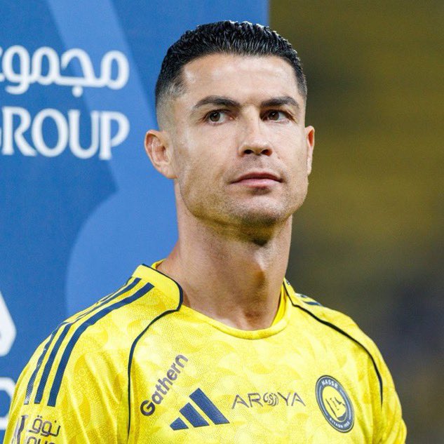 Karim Benzema teria provocado Cristiano Ronaldo após fechar com o Al-Hilal 🇸🇦😅

Segundo relatos, o francês enviou uma mensagem para Ronaldo, em tom de brincadeira, que não só havia recebido um aumento, como também iria ganhar o título novamente.

(Telegraph)