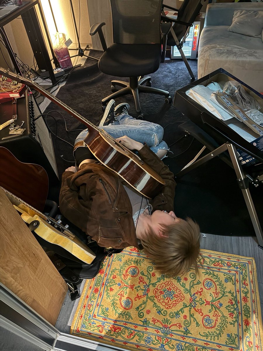 MoshingCore's tweet image. O lad from northern, maple crowned domain,
Whose voice like gentle music soothes the air,
Thy smile outshines the sun on March rain,
Thy quiet grace turns fleeting moments fair.
If song were given breath and heart to move,
Twould sound like thee and teach the world to love.