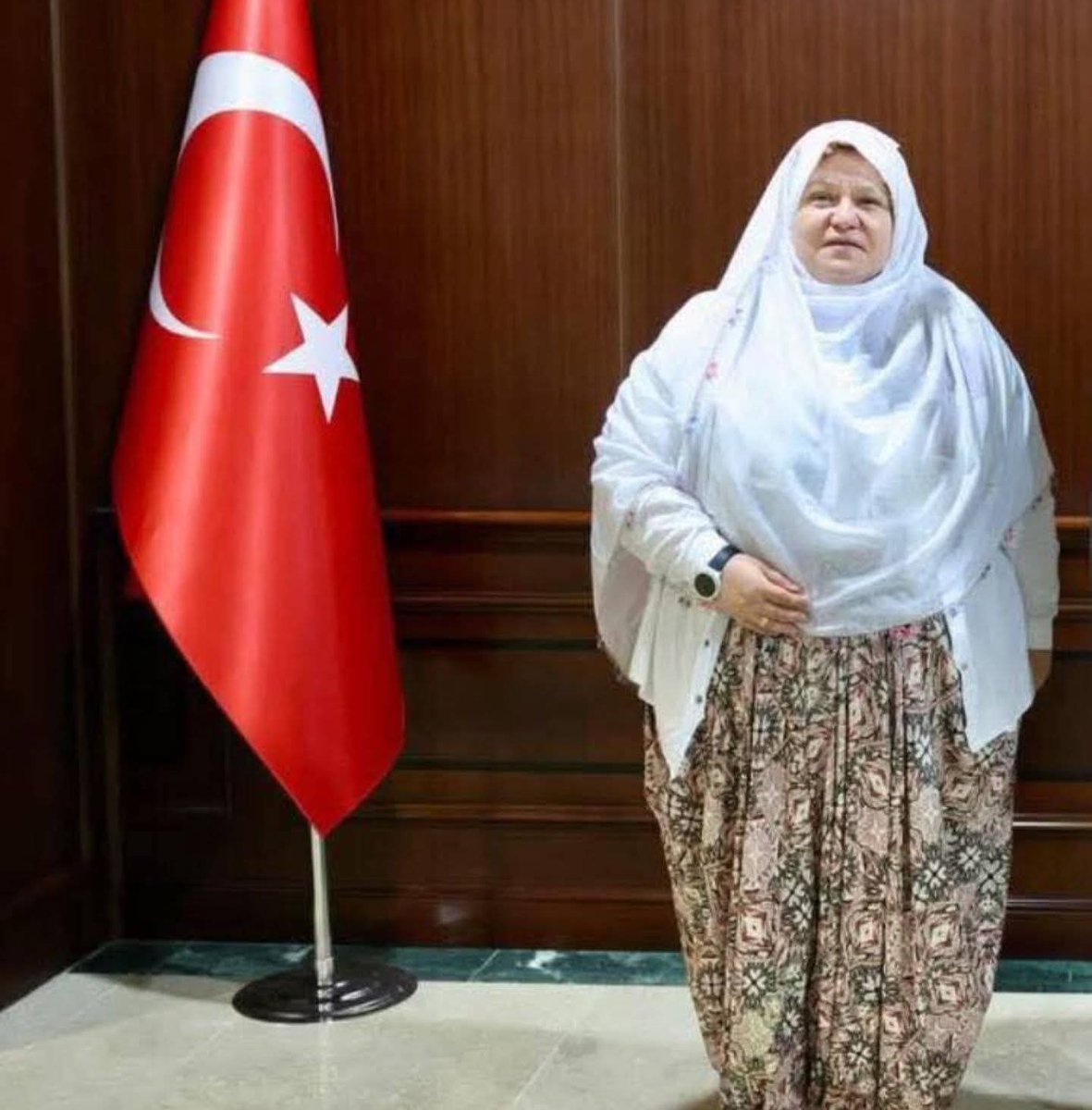 Laikçi Kemocular , şizofren çağdaşlar(!) , endişeli modernler(!) kuduruyor! Neymiş "böyle belediye başkanı mı olur muş?"...
Oluyor lan bak olmuş işte!