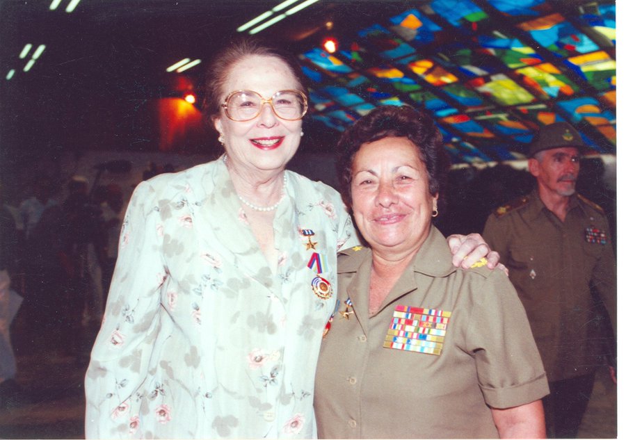 RevistaMujeres's tweet image. #MujeresCubanas que llenan con orgullo la historia patria🇨🇺
General de Brigada #TetéPuebla: ejemplo para las nuevas generaciones.
Quienes la conocen ven a una gigante que inspira respeto y admiración, con su proverbial #ternura.
Una flor de la guerra:  
mujeresfmc.blogspot.com/2026/02/una-fl…