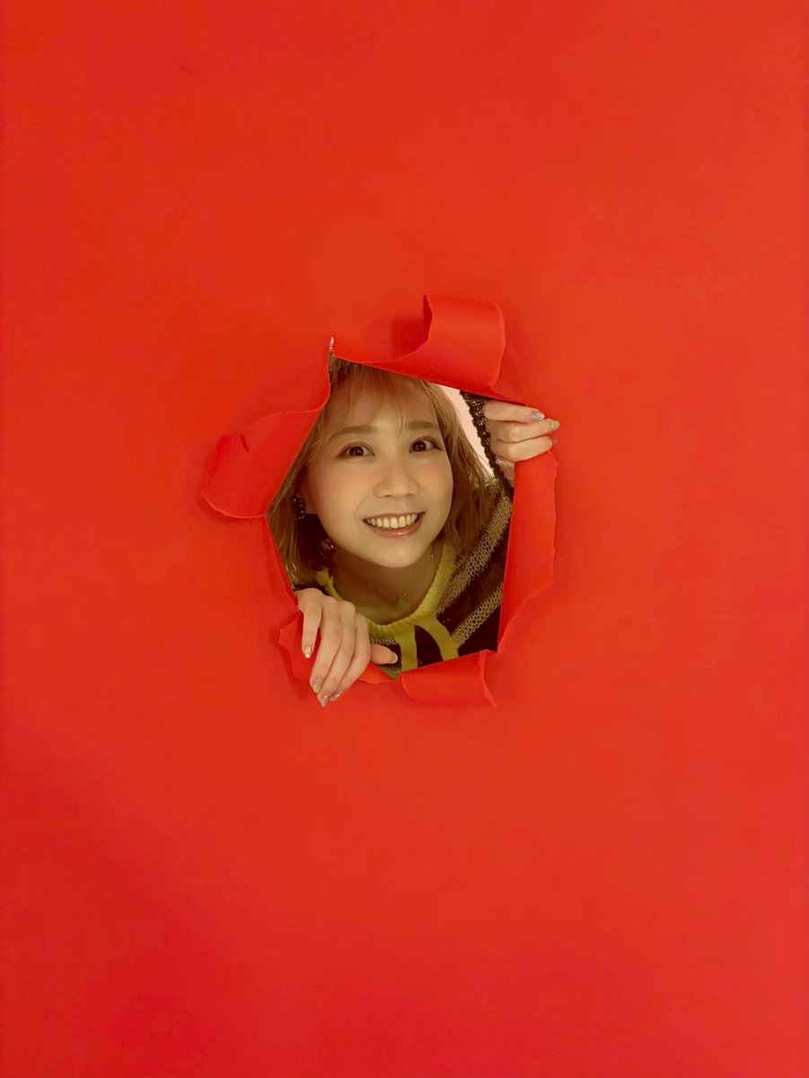 Natsukawa_Staff's tweet photo. 音楽ナタリー(@natalie_mu ) インタビュー🎤
https://t.co/SohCYNhNsl

収録曲全10曲をそれぞれ解説！
楽曲を深堀りいただきつつ、夏川のこれまでの歩みや発言を踏まえて丁寧にインタビューしていただきました✨️

紙を実際に破りながら行った撮影📸鍛えた体幹が大活躍したポージングも必見です👀 https://t.co/kQG6asltqx