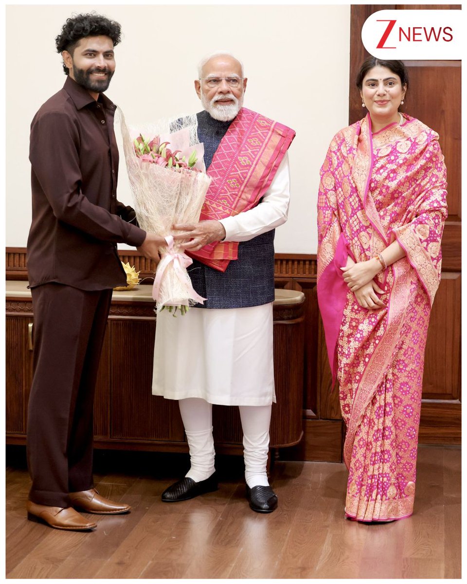 ZeeNews's tweet image. #InPics | पत्नी रिवाबा संग पीएम नरेंद्र मोदी से मिले रविंद्र जडेजा

भारतीय क्रिकेटर रविंद्र जडेजा और उनकी पत्नी रिवाबा जडेजा ने प्रधानमंत्री नरेंद्र मोदी से मुलाकात की जिसकी तस्वीरें रविंद्र जडेजा ने सोशल मीडिया पर शेयर की हैं 

#RavindraJadeja #PMModi #NarendraModi #RivabaJadeja