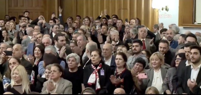 Özgür Özel, o tribün liderleri burada isterseniz sorun diyor ancak görüntülerde tribünlerimizden kimse yok...

Ankaragücü siyaset üstüdür. Bizi kirli münakaşalarınıza alet etmeyin!