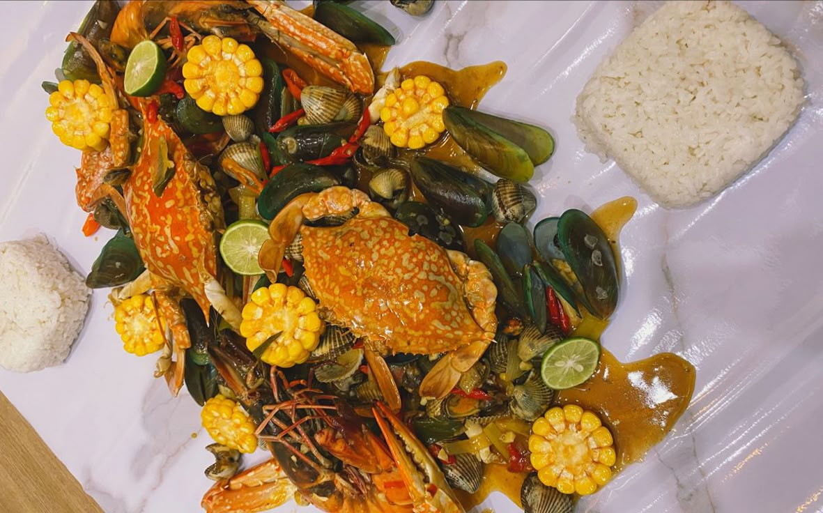 Who’s hungry? Let’s all eat together! Nyam nyamm 🍤🦀