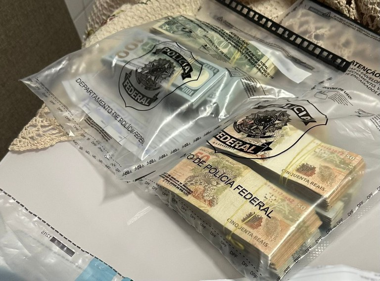 💸#OPERAÇÃOPF | PF e <a href="/ReceitaFederal/">Receita Federal</a>  combatem organização criminosa especializada no descaminho, contrabando e lavagem de dinheiro. Foram cumpridos 19 mandados de busca e apreensão e 41 medidas cautelares diversas da prisão em Santa Catarina. Também foi determinado o sequestro e