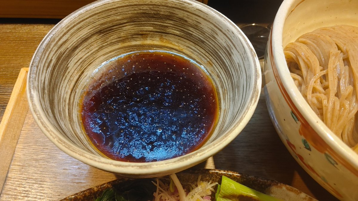 Itou_menzin's tweet photo. 休日、美味い麺を求めて…
@fun4fun0224
鴨出汁中華蕎麦 麺屋yoshiki@新小岩

｢カモックスなみのスープを使った
合盛りつけ麺｣(醤油)大盛り♪

Xをポチポチ見ていたら飛び込んできたポストに惹かれてこちらへ訪問♪

お久しぶりの阿部ちゃんはお元気そうで何より😌
大変美味しくいただきました😋🎶 https://t.co/9pCdHAeDUd
