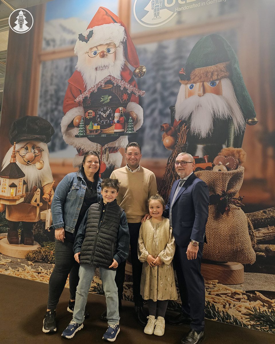 Heute geht die internationale Messe „ChristmasWorld“ in Frankfurt am Main zu Ende. Familie Ulbricht (v.l.n.r.: Kathrin, Steffen und Gunther, sowie Kathrins Kinder Felix und Romy) grüßen alle Fachhändler, Sammler und Liebhaber aufs Herzlichste. Bleibt uns gewogen. #christmasworld