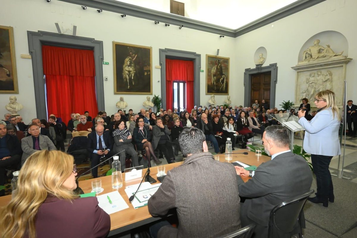 CislNazionale's tweet photo. #DanielaFumarola conclude il Consiglio Generale della @CislRomaRieti : «La CISL di Roma Capitale e Rieti ha dimostrato in ogni momento, con i fatti, di voler incidere sulle scelte concrete che riguardano la città e i territori. Dal confronto sul bilancio comunale alle proposte su partecipazione, redditi, sicurezza, lavoro pubblico e qualità dei servizi, è sempre emersa una linea chiara: mettere al centro la persona che lavora, rafforzare la coesione sociale, contrastare le nuove disuguaglianze che attraversano le periferie urbane come le aree interne. Questa idea, questa visione della CISL, qui da voi non è teoria. È già realtà che cammina».