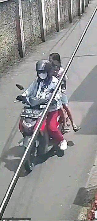 Hati-hati buat yang punya anak kecil atau adik adiknya didaerah BEKASI

ini orang modus pinjem hp lalu di bawa kabur
pict 1  kejadian di adek gue
kronologi : adek gue laga jaga es teh , lalu ini orang dateng pesen 9 cup tiba tiba mau minjem hp adek gue, udah di tolak tapi lalu-