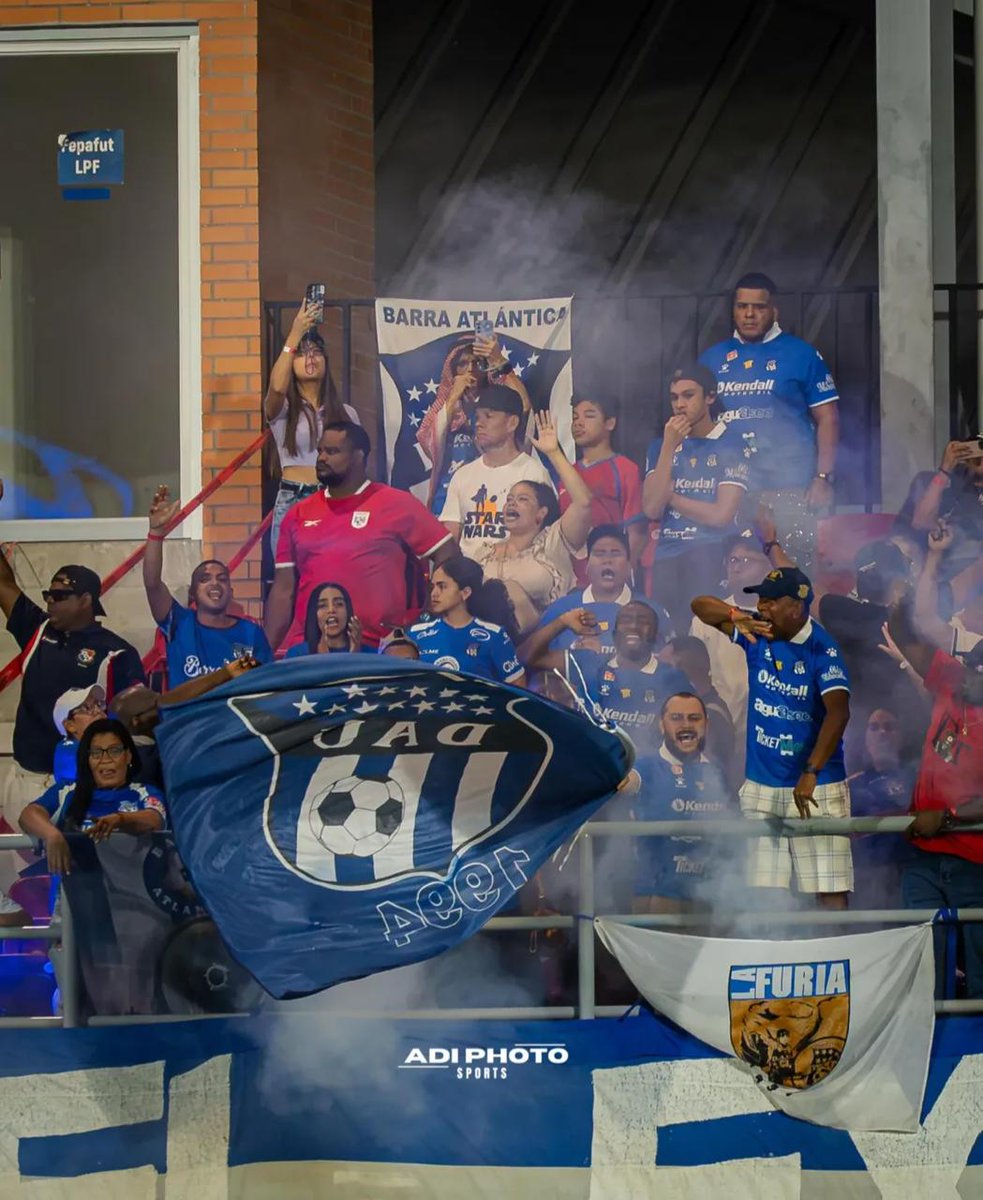 Seguimos firmes en la grada, sin importar el tiempo de no ser campeones.  Tenemos años jugando en la carretera y siempre los fieles llegan.  Vamos Pá Encima <a href="/ArabeUnido_/">Árabe Unido de Colón</a>  🔵🔵.
#SoyDAU