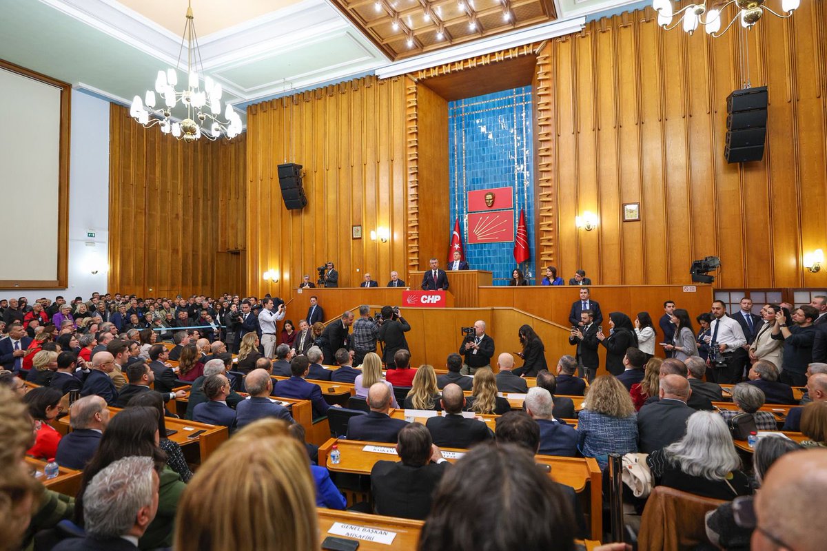 Genel Başkanımız Özgür Özel, partimizin haftalık TBMM grup toplantısında gündemi değerlendirdi.

"İktidara yürüyen partinin doğrusu da olur, yanlışı da olur. Bozuklar ayrılır, sağlamlarla iktidara yürünür.

Namuslu, çalışkan, Atatürkçülerle, milliyetçilerle, muhafazakârıyla -