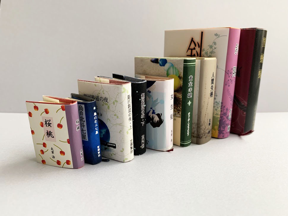 昨日から、たくさんの♡＆リツありがとうございます。
フォローもたくさんありがとうございます。
大変恐縮なのですが、私、豆本を作りながら小説を書き、遺跡を巡り、学芸員の真似事をする総合的なアカウントとなっております。時折あらぶりますが、お付き合いいただければ幸いです。