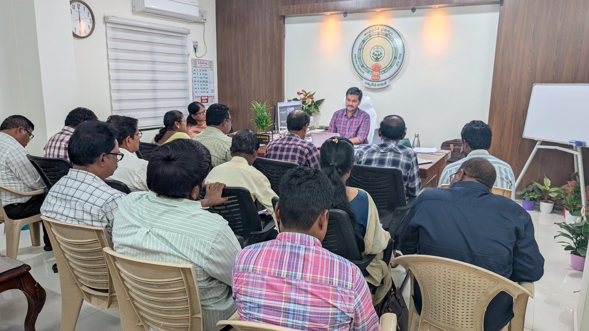 JC_Manyam's tweet image. Joint Collector, Parvathipuram Manyam, Shri C Yaswanth Kumar Reddy, IAS, conducted a review meeting with all Tahsildars regarding Pattadar Pass Books (PPB) distribution for the month of March at the JC Chamber.

#PPB #ParvathipuramManyam #RevenueDept #IAS #Governance