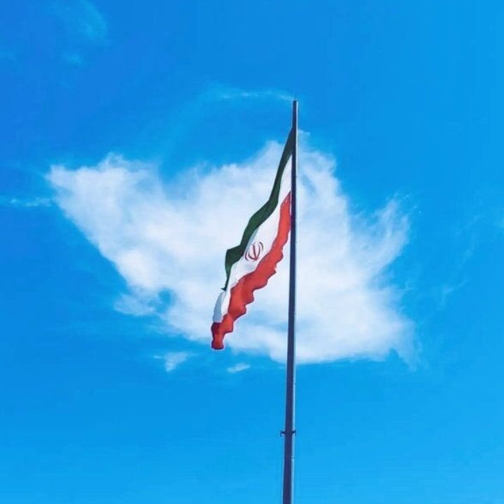 و چه زیبا توصیف کرد نادر ابراهیمی که؛
وطن عشق است، نفس عشق، ذات عشق، بلور عشق. بیاموز که عاشق شوی. خواهر خوب من!  برادر خوب من! فرزند خوب من!
و مگذار که اجانب و پرستندگان اجانب و مزد بگیران اجانب و ابلهان بی وطن، از قلبت این عشق را برانند..
#روز_یأس_دشمن #ایستادگی_ملی