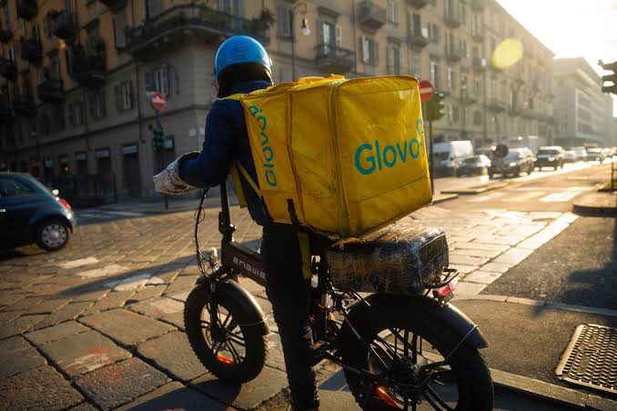 IlPaoloGiordano's tweet photo. Tra chi si indigna (giustissimamente) per lo sfruttamento dei rider di Glovo ci sono molti che però li hanno chiamati a qualsiasi ora, in qualsiasi luogo, che piovesse, nevicasse o ci fossero 40 gradi. Come se non sapessero che erano pagati 2 soldi che manco gli schiavi. #Glovo https://t.co/iIlRK3UECL
