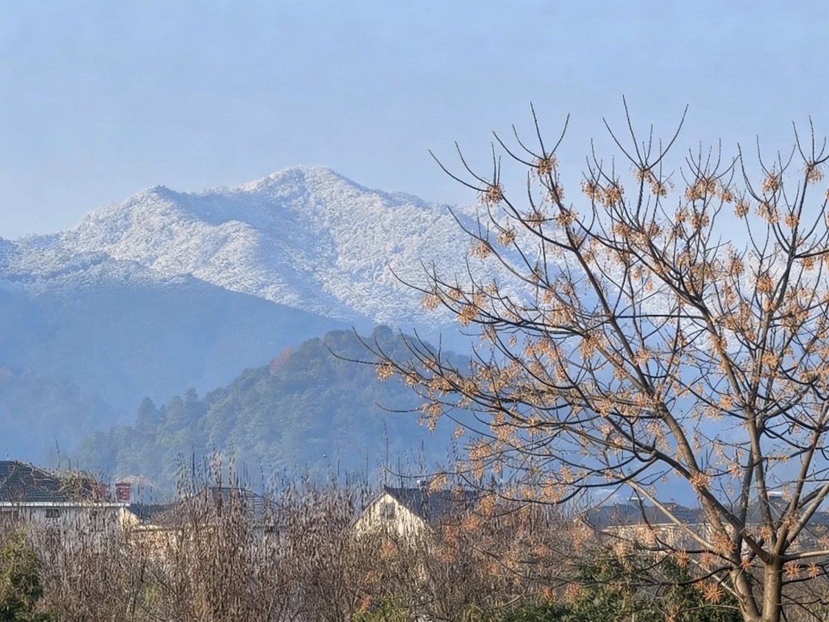 hangzhoufeel's tweet image. A night of snow in Hangzhou dressed the mountains in pure white. Beyond the iconic Broken Bridge, the distant peaks glowed with serene clarity. This silent beauty transforms the landscape into a poetic canvas.❄️🏔️📸 
#BeautifulHangzhou #MountainViews #Wintervibes