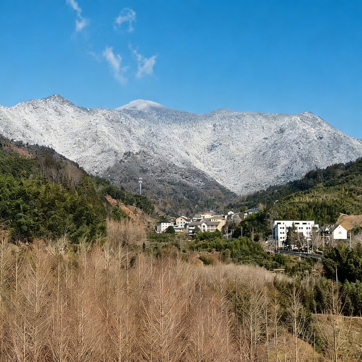 hangzhoufeel's tweet image. A night of snow in Hangzhou dressed the mountains in pure white. Beyond the iconic Broken Bridge, the distant peaks glowed with serene clarity. This silent beauty transforms the landscape into a poetic canvas.❄️🏔️📸 
#BeautifulHangzhou #MountainViews #Wintervibes