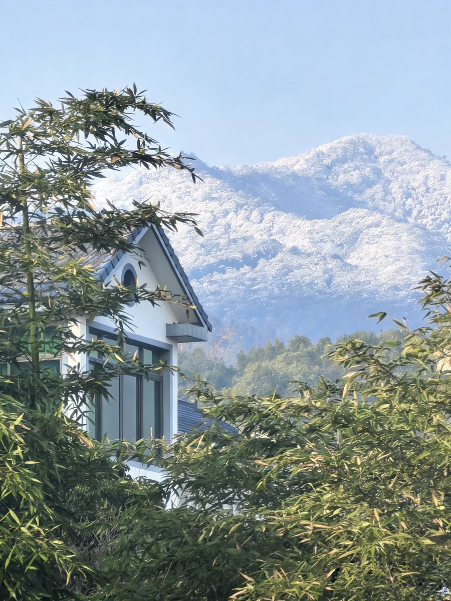 hangzhoufeel's tweet image. A night of snow in Hangzhou dressed the mountains in pure white. Beyond the iconic Broken Bridge, the distant peaks glowed with serene clarity. This silent beauty transforms the landscape into a poetic canvas.❄️🏔️📸 
#BeautifulHangzhou #MountainViews #Wintervibes