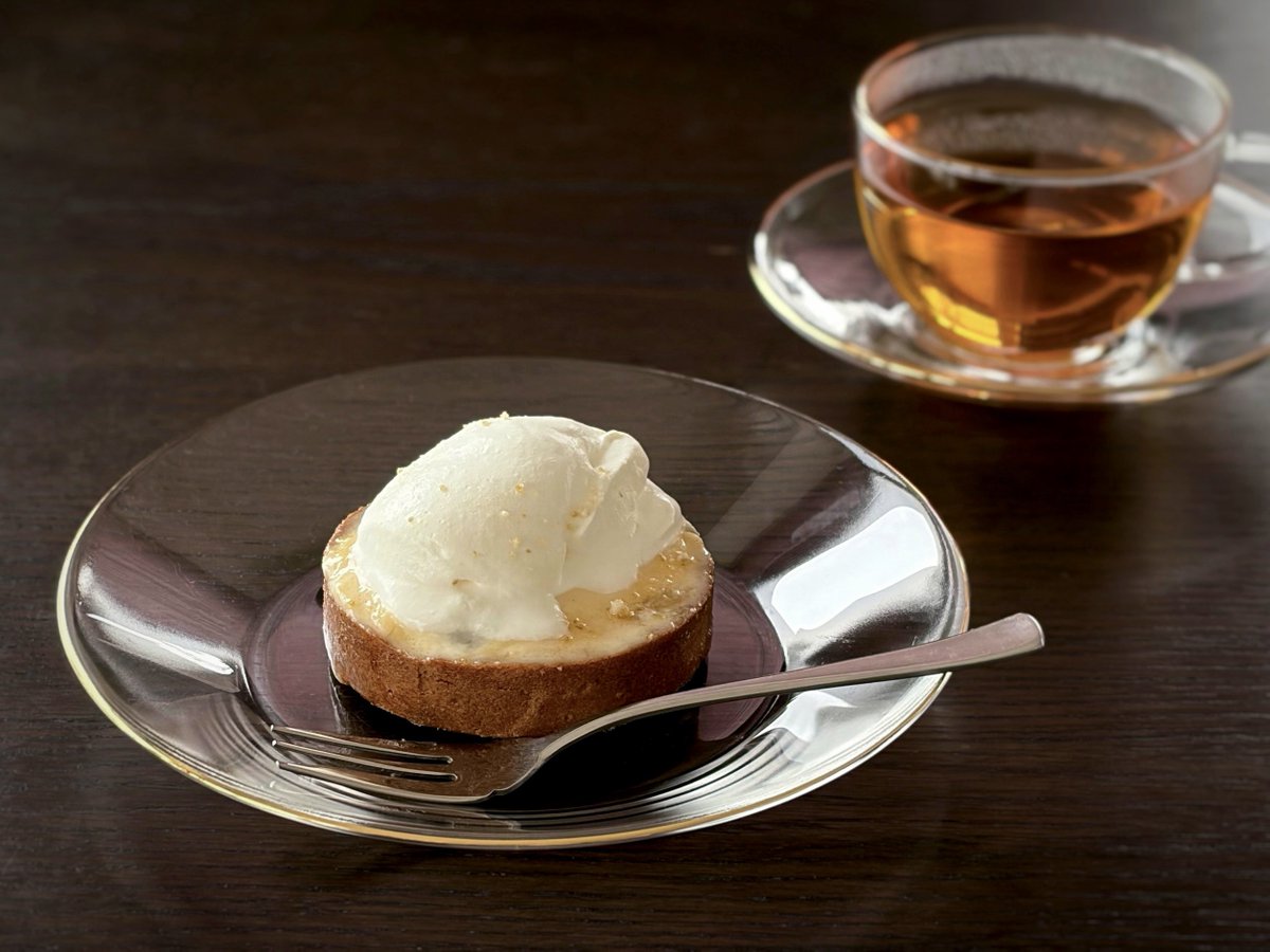 オカシセカイヤンのタルトシトロン。
土台のタルトにレモンのカスタード、軽めのシャンティ。買うとき「酸っぱいの大丈夫ですか？」って聞かれた。フレッシュレモンの果肉がコロコロ入っていて、そこを食べるとダイレクトにレモンを味わえる（酸っぱい）。メリハリがあって好き。美味しかった。