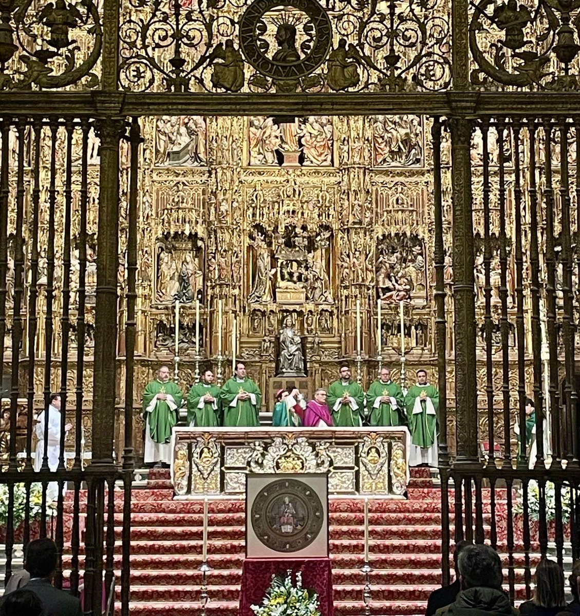 Fotografía de Rondón techo de palio de Virgen de la Angustia. 
Diseño y maquetación. 
Impresión sobre lienzo. 
Fabricación cajón de madera.
Enmarcado. 
Resultado: esta maravilla.