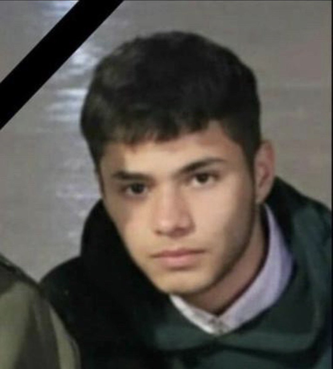 جمهوری‌اسلامی #علی_مناتی ۱۸ ساله را در فلکه برق بندرعباس در تاریخ ۱۸ دی کشت.
علی چندماه قبل دبیرستان را تمام کرده بود.