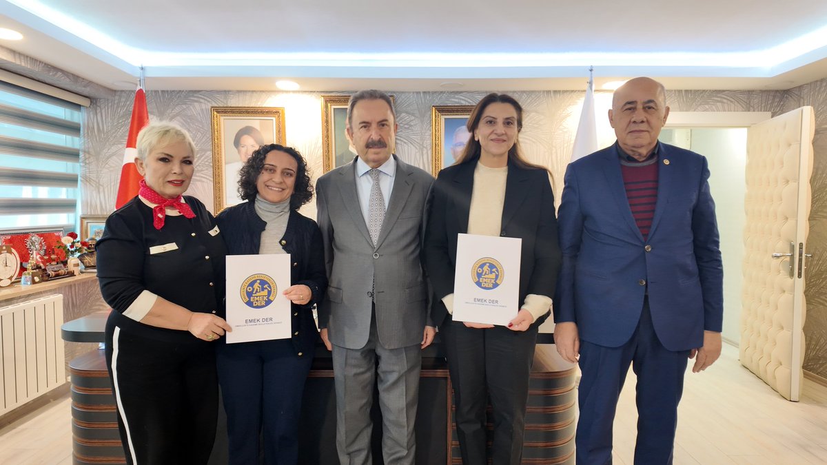 Emeklilikte Kademe Bekleyenler Derneği'ni temsilen Sn. Özlem GÜMÜŞ ve Fatma KÖSEOĞLU İl Başkanımızı ziyarete geldi.

Gerçekleştirilen görüşmede karşılıklı fikir alışverişinde bulunuldu. 

Nazik ziyaretleri için teşekkür ederiz.