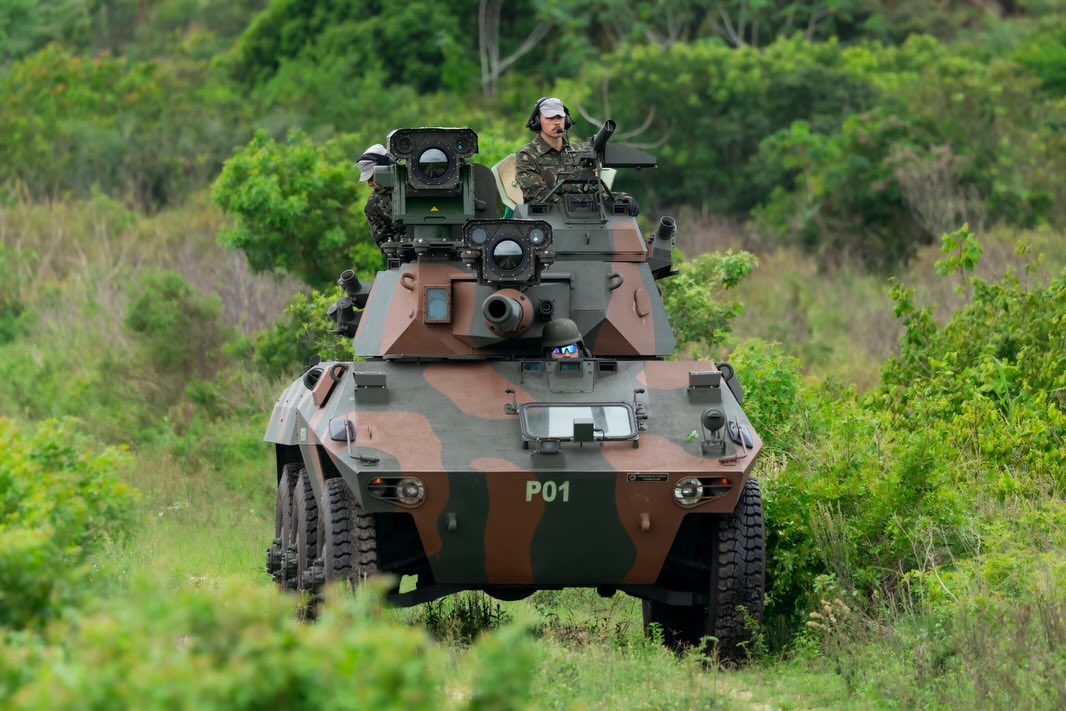DefenseLrca's tweet photo. Cascavel NG dispara pela primeira vez com computador balístico integrado
- Exército avança em etapa decisiva do maior programa de modernização de blindados de reconhecimento nacional
#ExércitoBrasileiro #CascavelNG #blindado #Akaer #Universal #Opto
https://t.co/cp9i8teXk1 https://t.co/ohgXC1FZZV