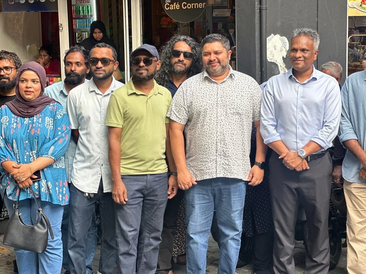 ކުރިއަށް އޮތް ލޯކަލް ކައުންސިލް އިންތިޚާބުގައި އެމްޑީޕީގެ ފަރާތުން މާލެ ސިޓީގެ މޭޔަރ ކަމަށް ވާދަކުރައްވާ ކެންޑިޑޭޓް މޭޔަރ  <a href="/adamazim/">Adam Azim, Mayor of Male’ City</a>  އާއި މާލެސިޓީގެ އ.ތ.މ ކޮމެޓީގެ ރައީސާކަމަށް ވާދަކުރައްވާ ކެންޑިޑޭޓޭ  <a href="/reesha_a/">Aishath Reesha</a> އާއި މައްޗަންގޮޅި މެދު ދާއިރާގެ ކައުންސިލްއަށް ވާދަ ކުރައްވާ