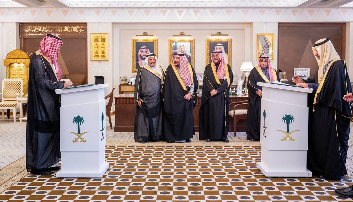 أكد سموه أن هذه الاتفاقيات تأتي امتدادًا لحرص القيادة الرشيدة ـ حفظها الله ـ على دعم المبادرات العلمية والمعرفية، مشيرًا إلى أن استضافة الملتقى الآسيوي تمثل خطوة مهمة تعكس مكانة المنطقة في دعم العلوم والتقنية..

سمو #أمير_منطقة_القصيم بحضور سمو نائبه يرعى توقيع اتفاقيتين لمركز