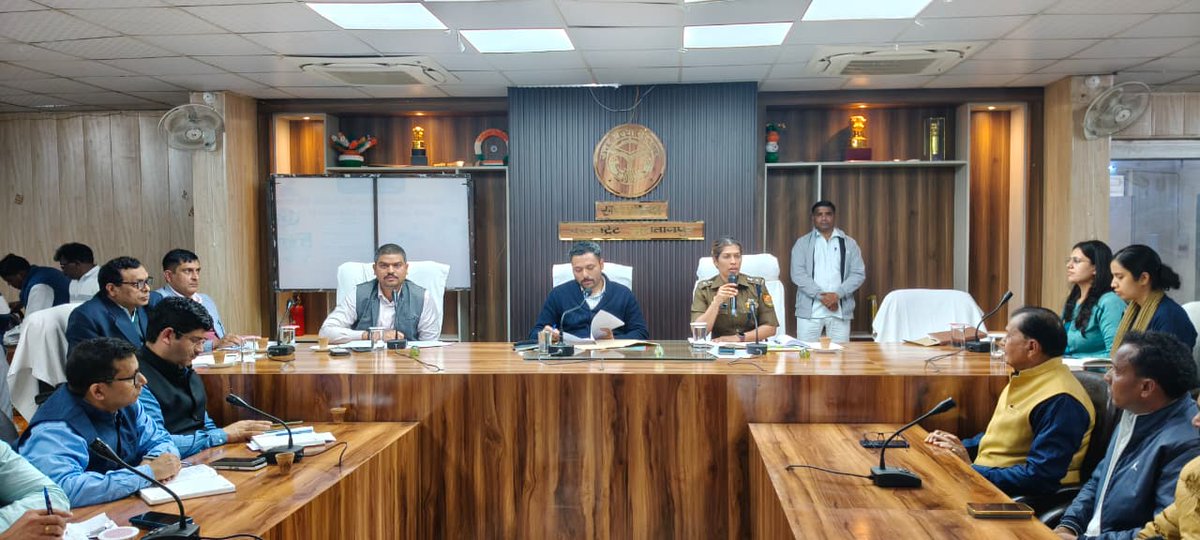 SultanpurDm's tweet photo. दिनांक 10.02.2026 को आगामी त्यौहार- महाशिवरात्रि, होली व ईद-उल-फितर के दृष्टिगत शांति/कानून व्यवस्था एवं सौहार्दपूर्ण वातावरण बनाए रखने हेतु पीस कमेटी की बैठक कर सम्बन्धित को दिये गये आवश्यक दिशा-निर्देश। https://t.co/LhIa9PtjVP