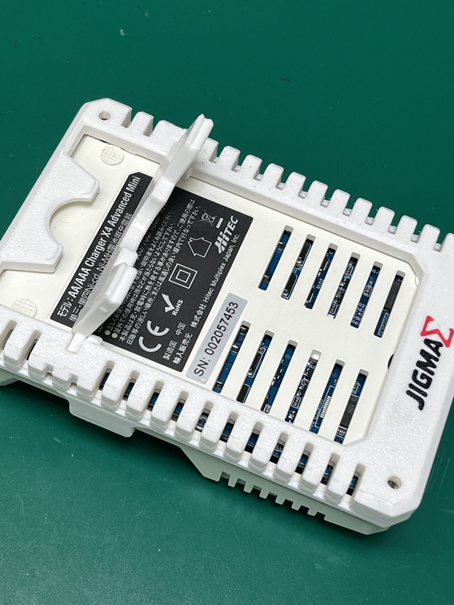 JIGMA_mini4's tweet photo. ハイテックの X4 Advanced、
「画面が見にくいから、もう少し角度がついた台がほしい」
という声をもらって👇
・本体一体型
・折りたたみ式で持ち運びOK
・壁掛け／ネジ固定にも対応
…というスタンドを作りました。
ついでに X4 Advanced Ⅱ 用も作ってます😄

これ、ほしいって思ったら
リプもらえると嬉しいです🙌
#JIGMA
#ミニ四駆
#治具
#X4Advanced
#3Dプリント