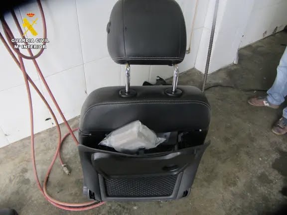 _IGC_'s tweet photo. Detenido al intentar cruzar la frontera con 103 kilos de hachís en un coche sin carné de conducir https://t.co/qVeyji5uLx