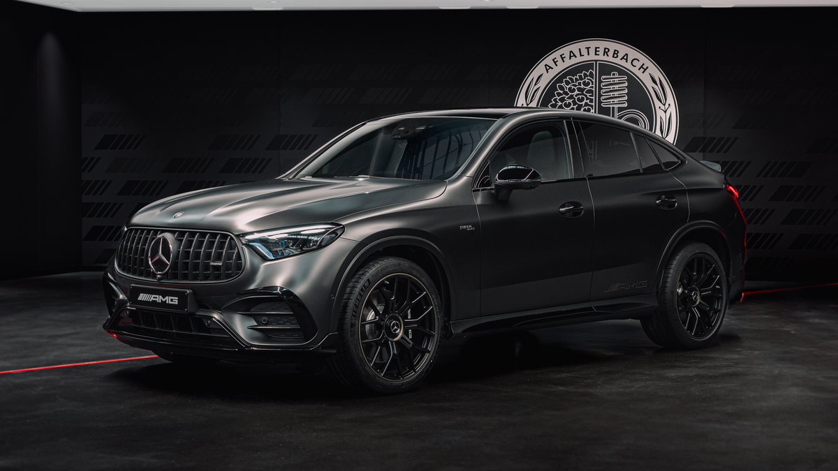 Motor1com's tweet photo. Mercedes’ most popular SUV is getting a new AMG variant. Meet the GLC 53 AMG, available in SUV and coupe-SUV flavors.⁠

• 443 hp / 472 lb-ft (with overboost)
• 0-60 in 4.1s
• First AMG SUV with drift mode

What do you think? Read more: https://t.co/lZXkPmiYd0 https://t.co/dYsrw6Ad9G