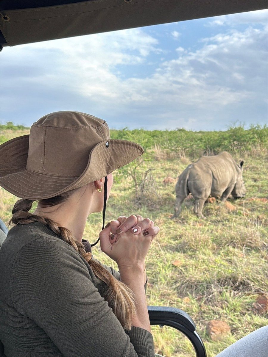 Right of way belongs to him.

📸@luisasmedeiros, TripAdvisor

#wildlife #rhino #Nambitireserve #repost #gamedrive #southafrica