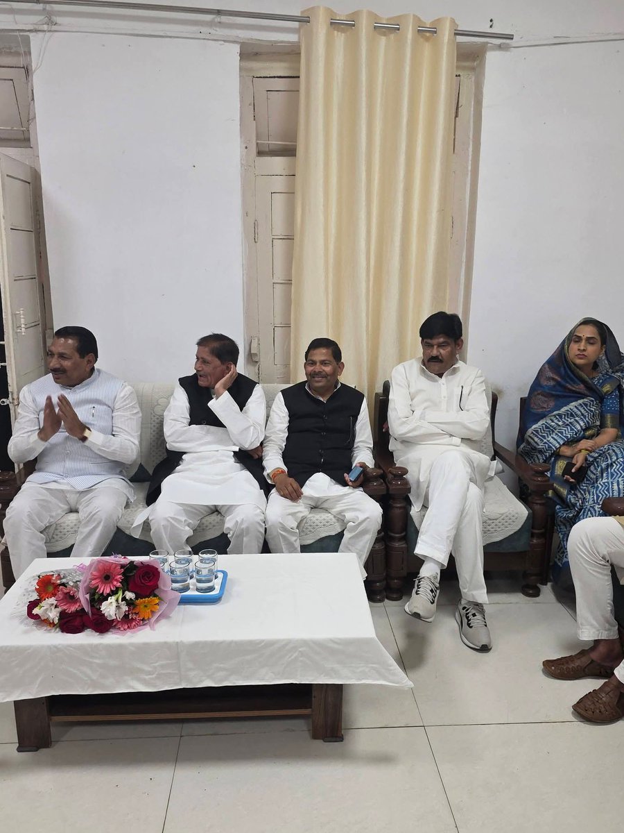 आज भिंड प्रवास पर पधारे मध्यप्रदेश सरकार में किसान कल्याण एवं कृषि विकास मंत्री श्री <a href="/Aidalsinghkbjp/">Aidal singh kansana</a> जी के साथ सर्किट हाउस में पार्टी पदाधिकारियों एवं जिले के अधिकारियों के साथ महत्वपूर्ण बैठक में सहभागिता की।

बैठक में विकास कार्यों, जनकल्याणकारी योजनाओं की समीक्षा तथा आगामी