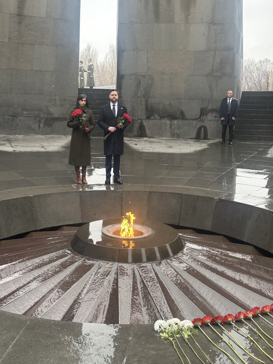 Saher_News_24_7's tweet image. סגן נשיא ארה"ב ג'יי-די ואנס ביקר הבוקר באנדרטה לזכר 1.5 מיליון קורבנות השואה הארמנית בירוואן