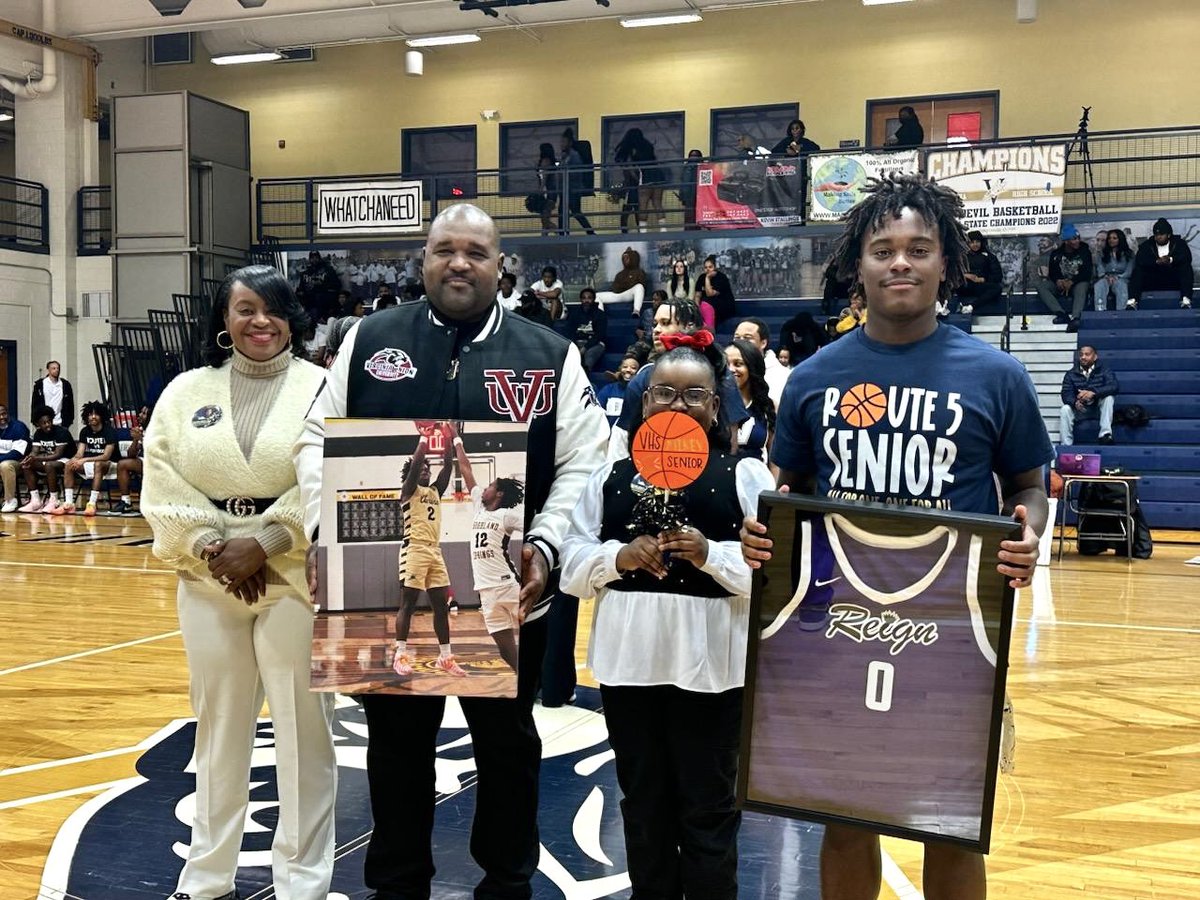 LuxXuryLens's tweet photo. Proud of the young man you’ve become son. Keep on shining ☀️  #SeniorNight https://t.co/TWGLyBt4iL