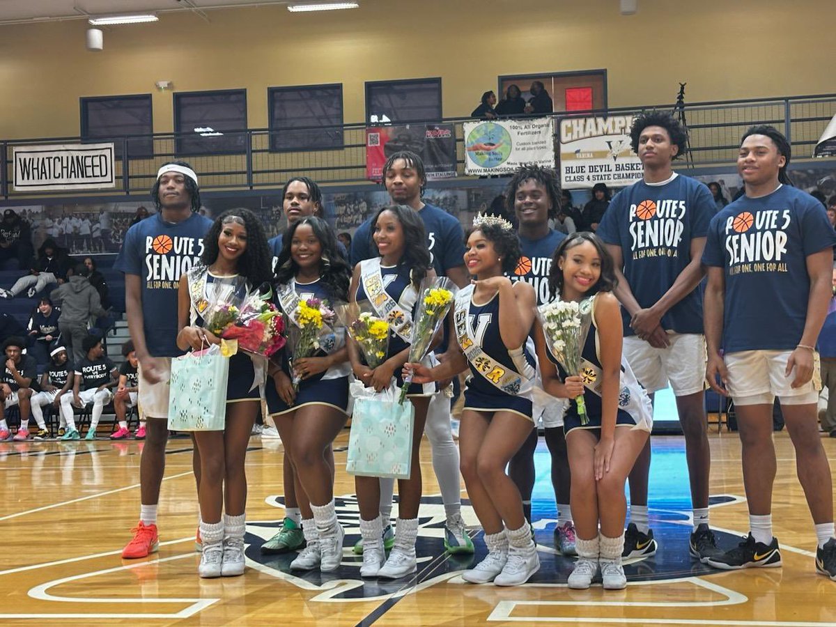 LuxXuryLens's tweet photo. Proud of the young man you’ve become son. Keep on shining ☀️  #SeniorNight https://t.co/TWGLyBt4iL
