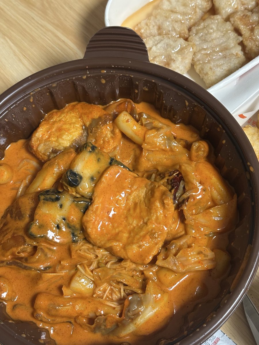 mymeal_'s tweet photo. 삼첩분식 로제샹궈떡볶이 
꿔바로우 감자폭탄 튀김어묵 https://t.co/ie3lrecwm3