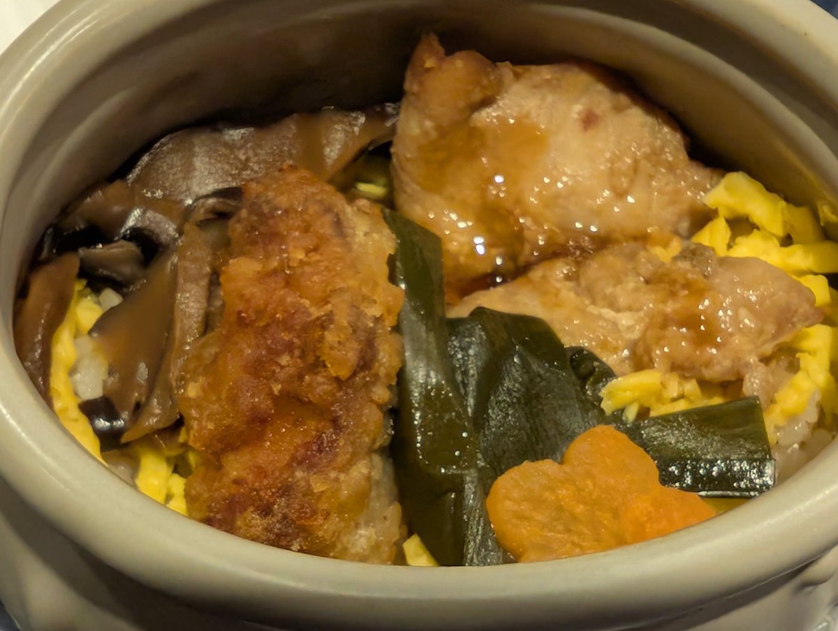 Coco_no_1616's tweet photo. ようやく食べられた念願の玄品✕淡路屋ふぐ弁当、ふぐ容器が横長なのが愛しいし、予想以上にふぐ沢山でお腹いっぱいになった😋 https://t.co/iGH4oWRyqH
