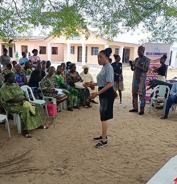 BEFCAMC2015's tweet photo. The Executive Director, Bella Akhagba, enlightening the Badagry Community Development Community on Sexual and Gender-Based Violence/Child Marriage,explaining the major causes and types of child marriages https://t.co/XnwhWjUW5L