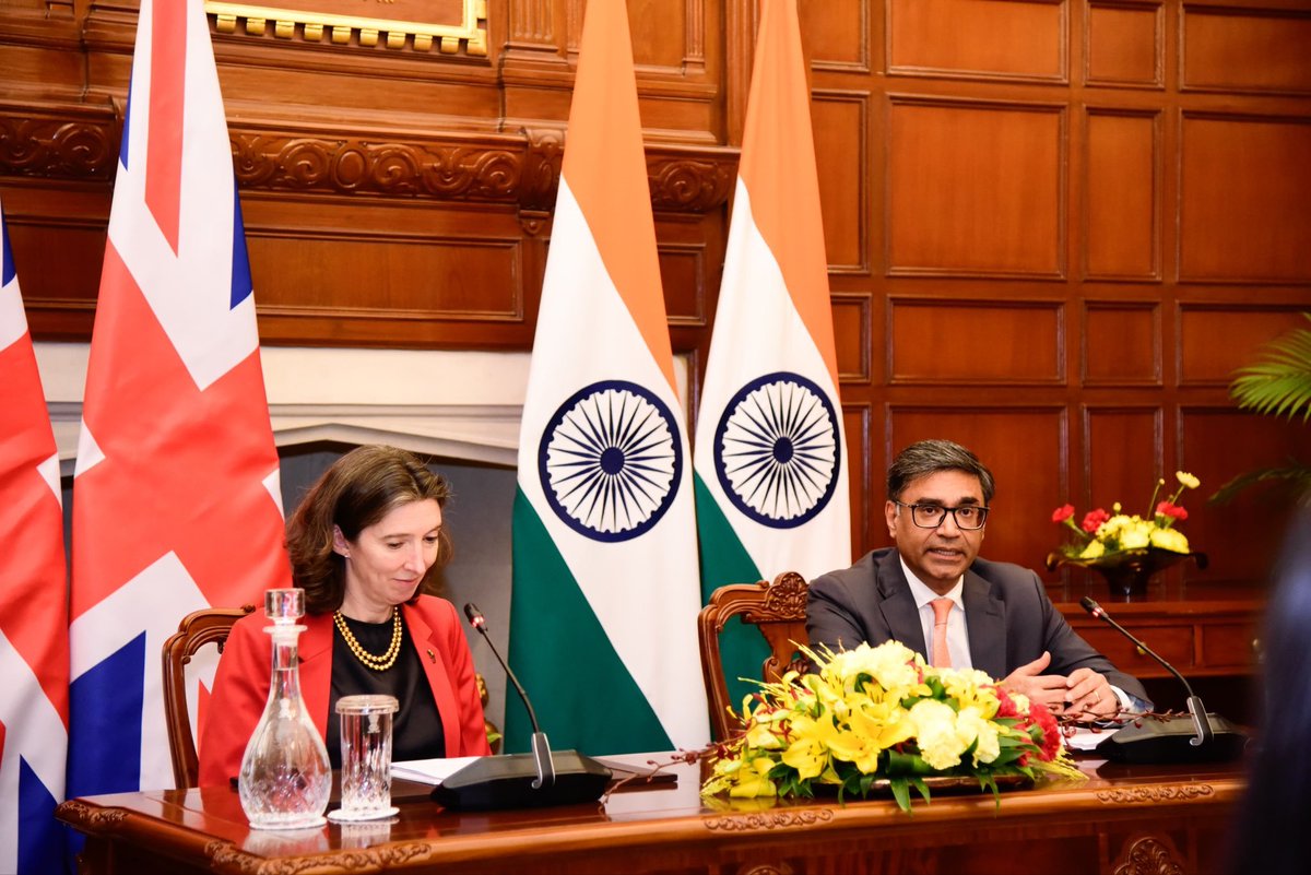 airnewsalerts's tweet image. Foreign Secretary Vikram Misri and British High Commissioner to the Republic of India, Ms. Lindy Cameron CB OBE signed the Agreement on #SocialSecurity relating to Social Security Contributions between the Government of the Republic of India and the Government of the United